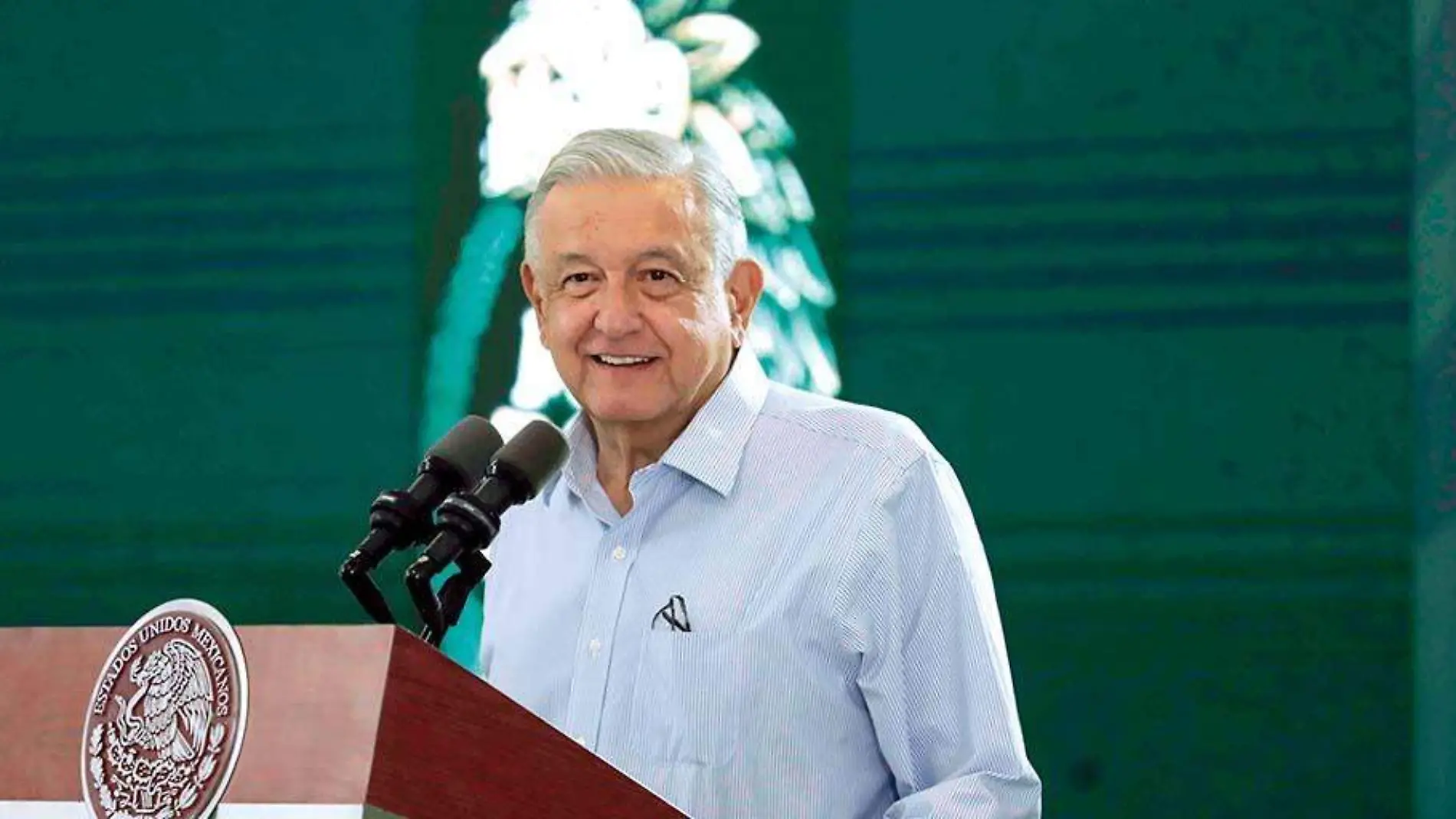 Andrés Manuel López Obrador en podium